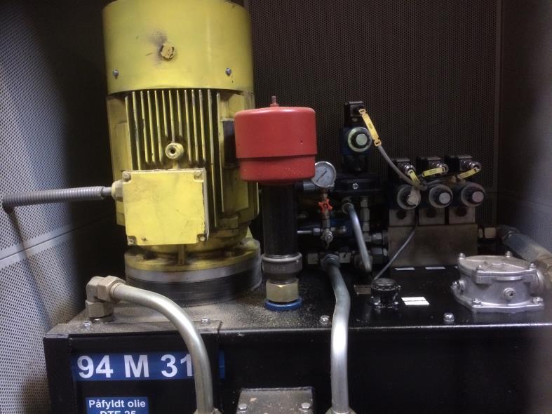 pumpens afgangstryk og trykket i systemet, svarende til fjederens forspænding (ca. 10-20 bar).