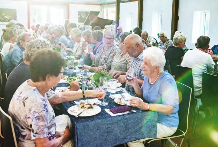 En helt almindelig tirsdag aften mødes 80 mennesker i alle aldre til fællesspisning i Herfølge. En halv time før middagen er der helt fyldt op.