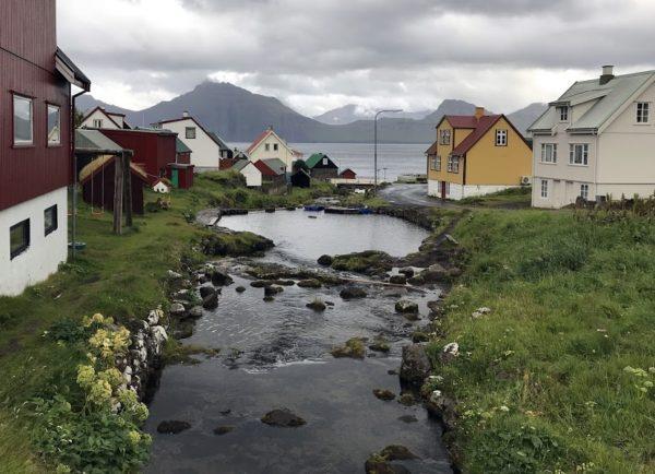 På vejen ud til Tjørnuvik gik turen forbi Færøernes største vandfald, forbi det største havlaksebrug og ud med kig