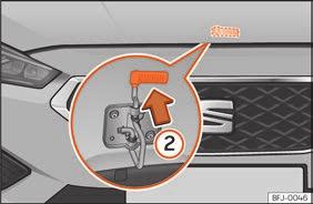 Derved bliver sikkerhedskrogen udløst. Åbn motorhjelmen. Tag stangen, der skal holde motorhjelmen oppe, ud, og sæt den i holderen i motorhjelmen. Lukning af motorhjelm Løft motorhjelmen lidt.