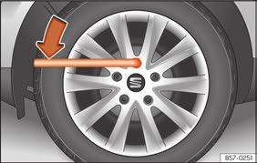 Løsning af hjulbolte Fig. 75 Hjul: løsning af hjulbolte Skub hjulnøglen (hører med til bilens værktøj) helt ind over hjulbolten.