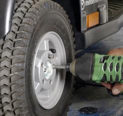 Udskift hjul Skulle De punktere på et af de luftfyldte hjul, eller hvis et dæk er slidt så meget, at det trænger til at blive udskiftet, skal de følge nedenstående anvisninger.