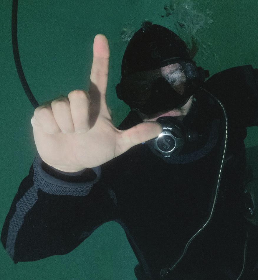 L-teget idikerer lav blodsukkerværdi og avedes af dykkere for at påkalde si dykkermakkers opmærksomhed. (Foto ved Søværets Dykkerskole. Fotograf: Keeth Larse. Dykker: Alla Overgaard).