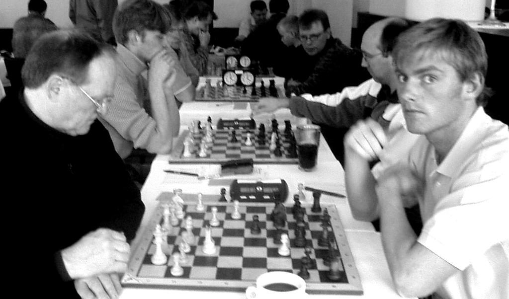 Jesper Knudsen (th.) møder Chr. Winther, LF; bag ham er Mads Undén netop gået i gang mod Ivar Dørup, OS. Resultat: 2-0 til FREM! Gruppe 2-1402 Ro Rn 1 2 3 4 5 6 7 8 I alt 1.