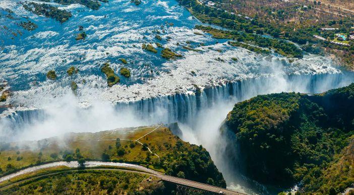 Afrikas største og verdens næststørste vandfald er simpelthen dybt imponerende og dets dimensioner næsten ufattelige: Det er lidt over 1,7 km bredt, falder