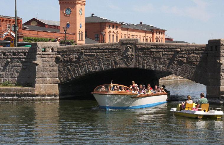 LIVE GUIDED RUNDAN THE GRAND TOUR OF MALMÖ Copen hagen EXCU RSIO NS EXC LUS IVE BUS RUNDAN, THE GRAND TOUR OF MALMÖ Visit Sweden and enjoy a guided tour around the canals of central Malmö with the
