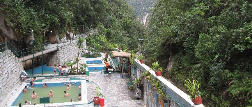 Den første afgår cirka kl. 05:30 fra Aguas Calientes, og den sidste kører ned fra Machu Picchu cirka kl. 18:00.