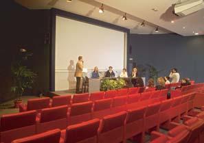 Capacité d'accueil Salon Amphi Salle de réunion Salle de réunion Table ovale fixe et vidéo projecteur Tribune, fauteuils