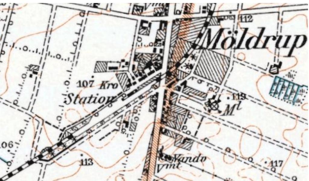 Planområdet ligger med god afstand til stationen og i tilknytning til nuværende Møldrups boligområder. Det nye boligområde vil ikke påvirke stationsbyens grundstruktur.