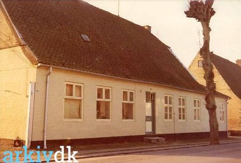 Særlige bemærkninger: Lindegade 8 er et større familiehus opført 1813 og blev fredet 1945. Ejendommen indeholder en bolig. Ejendommen blev gennemgribende istandsat i 1987/88.