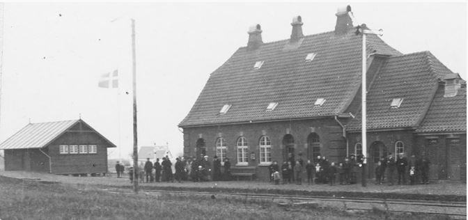 Særlige bemærkninger: Taps station blev som de andre stationsbygninger på Kolding Sydbaner tegnet af Koldingarkitekten Robert V. Schmidt.