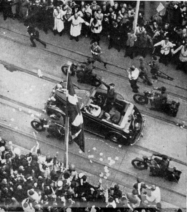 FELTMARSKAL MONTGOMERY På fotoet til venstre ses i fugleperspektiv feltmarskal Montgomery stående i den åbne vogn, flankeret af engelske soldater på motorcykle, mens danske politibetjente og