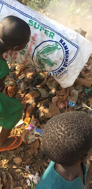 Miljø på dagsordenen i Mukono Med indsamling af skrald og plantning af forskellige træer fik børnene større forståelse for miljøet AF MARIA BORK KRUSE OG ANDREAS HOLM Går man tur i lokalmiljøet i