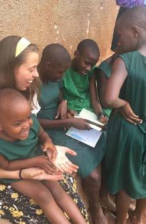 Uddannelse, humor og venskab er forbundet Det kræver venner at komme gennem grundskolen i Uganda AF MARIA BORK KRUSE I eftermiddagssolen sidder jeg med min notesbog og kigger nysgerrigt rundt på børn