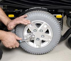 Hjulskift Skulle De punktere på et af de luftfyldte hjul eller hvis et dæk er slidt så meget, at det trænger til at blive udskiftet,