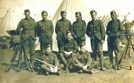 Soldater fra 4th Royal Scots (Queen's Edinburgh Rifles), Territorial Force, maj 1915, umiddelbart før afrejse til Gallipoli. Fra Gallipoli (Glesga Pals), hvor soldaterne også er identificeret.