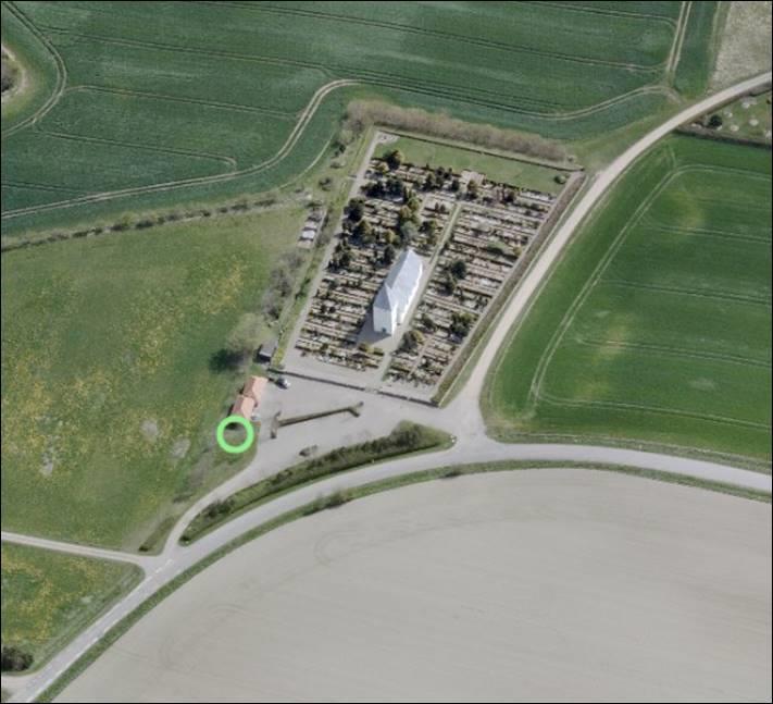 På kortet nedenfor ses kirken markeret og det fredede område er vist med blå skravering. Den Kongelige Bygningsinspektør har den 16.
