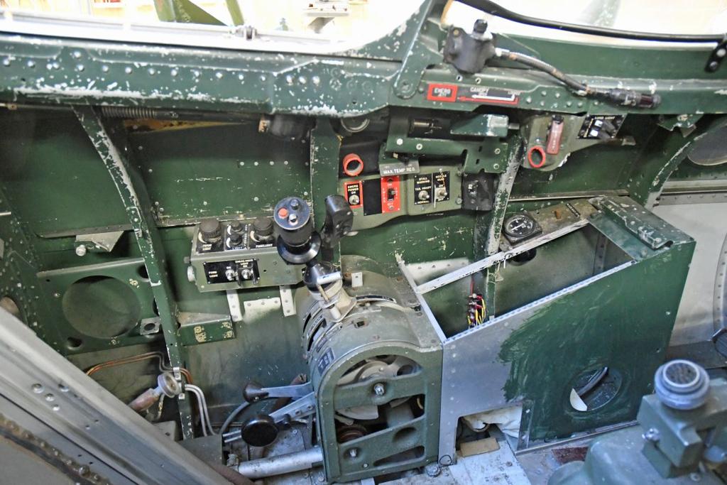rengøring af selve cockpittet, rengøring af alle paneler og ruder; rengøring af sæde mm.