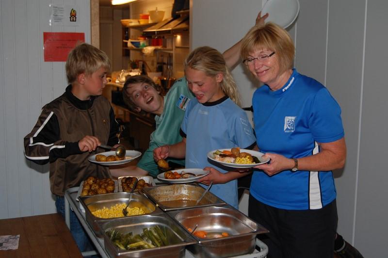 Susanne Karlshøj og Lone Jensen havde som arrangører inddelt os i grupper, som hver havde ansvar for et måltid.