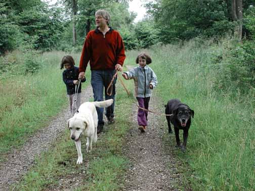 Hundenes mange muligheder i naturen af Anne Johannisson, Naturvejleder Rigtig mange mennesker holder hund. Og hunde skal have motion og luftes dagligt.