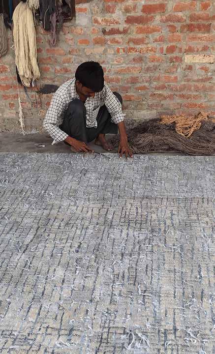 Efter at englænderne havde besat Indien i midten af 1800-tallet, blev der i området omkring Varanasi etableret en egentlig tæppeproduktion med eksport som fokus.