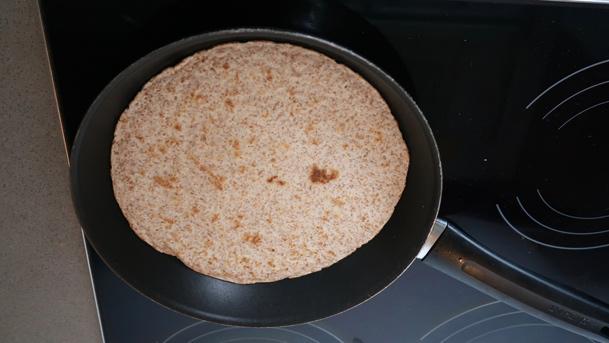 Smag på det flade brøds madkultur Chapati I Indien kaldes det flade brød chapati. Det bliver lavet af groft hvedemel og bages i en ovn, der hedder en tandoor.