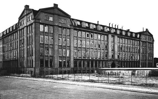 Laurids Knudsens Mekaniske Etablissement A/S påbegyndte byggeriet på grunden i 1922. I løbet af de næste 60 år indtog firmaet, som i 1960 erne blev til LK NES, en stor rolle i dansk industri.