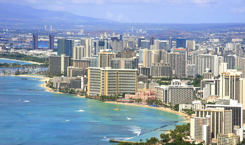 frodige regnskove og blomstrende haver. Honolulu ligger på øen Oahu og er den største by og hovedstad i Hawaii.