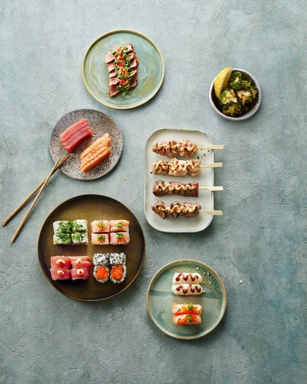 ALL ABOARD Anbefales til 2 eller 4 personer ALL ABOARD Starters: Tuntataki, sashimi af tun og laks og grillet broccoli. Yaki: Kylling & spicy dip og Okse & spicy dip.