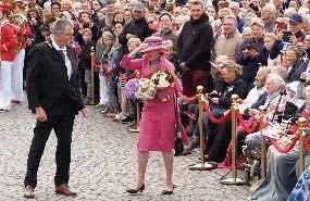 Dronningen fortsatte efter kommunens modtagelse i Sønderborg videre til Gråsten, hvor borgmester Erik Lauritz, foran det gamle Rådhus på Torvet, afholdte sin velkomsttale.