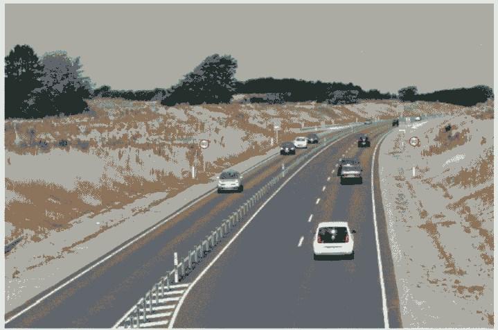 000 m radius generelt er sikrest ("Trafikksikkerhetshåndbok", TØI, 2012). Figur 4.3 Eksempel på tydelig baggrundsmarkering der også virker om natten.