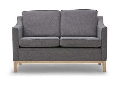 985,- Freja sofa med formstøbte sæde og ryg for ekstra god siddekomfort. Ben og lister i eg. Som vist i lækkert, slidstærkt stof. 3 pers.