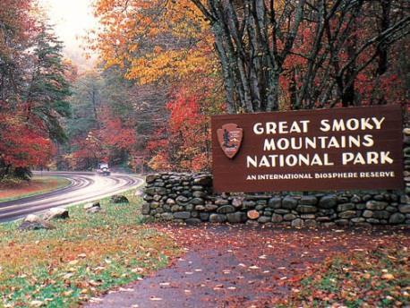 besøgte nationalpark i USA. En del byer nord og syd for parken får hovedparten af deres indtægter fra parkens besøgende.