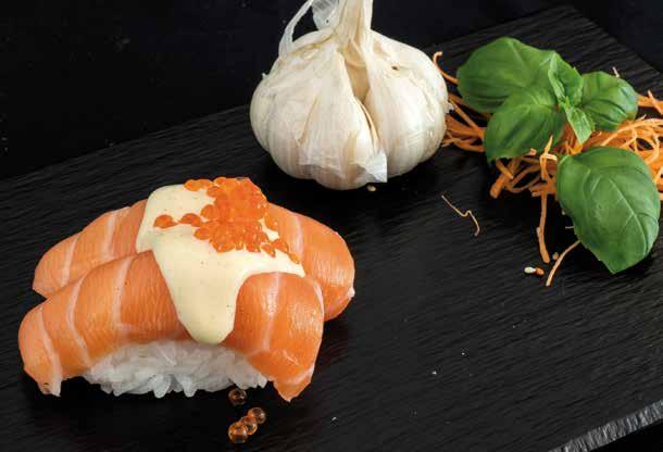 Luksus nigiri / sashimi Nigiri 1/2 stk. Sashimi 3 stk. inkl. lune ris Seared tun (let grillet tun, chili og punzu marineret løg)...28,-/52,-... 85,- Reje (toppet med japansk mayo og flyvefiskerogn).
