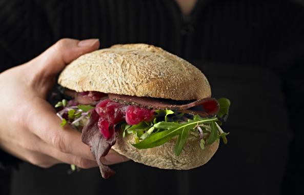 Få et forspring Vores udvalgte surdejssortiment kan give dig et forspring, så skab en ny specialitet i form af sandwich med surdejsbrød.