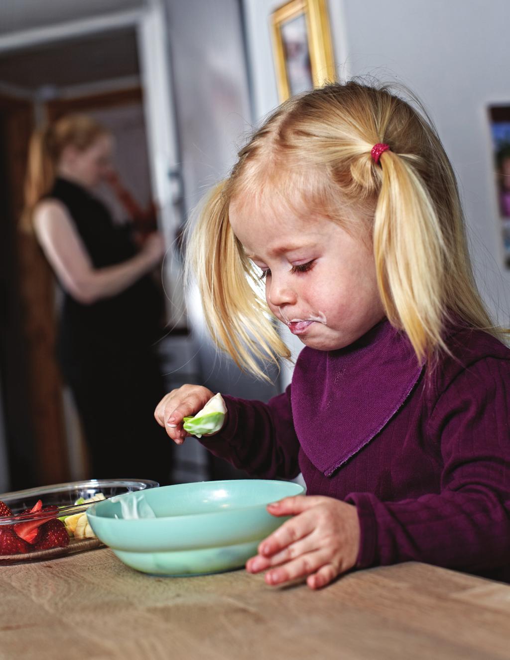 1-3 år Nu spiser dit barn det samme som resten af familien, og maden skal være sund og varieret Hvor meget af hver? Se hvordan fordelingen på tallerknen bør være på side 21 HVAD KAN DIT BARN LIGE NU?