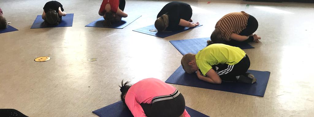 17 Yoga i skolen - Indskoling Udbyder: Yoga i Skolen Præsentation af yoga og de forskellige principper inden for yoga. Hvordan kan det bruges i undervisningen?
