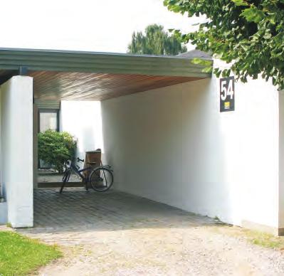 en garage/carport placeret tæt på boligen