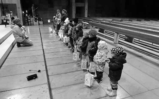 In die dunkle Kirche mit den Laternen einziehen, um den Altar noch ein Gebet sprechen und dann noch einen kleinen Umzug auf dem Kindergartengelände, wo alle Kinder mit großer Freude dabei waren,