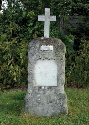 Hou, Nordre Sløjfet gravsted. Placeret ved kirkegårdens nordside. Annesine Nielsen af Hou Græs ca. 890/90 God Egnstypisk sten 25/