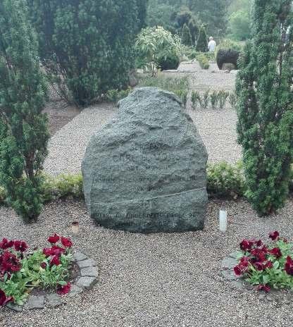 Humble, tæt ved indgangen Carl H. Vous Rektangulært gravsted, beplantet med to søjeformede, mandshøje thujaer og to runde blomsterbede. Ved stenen to jernrør til flag.
