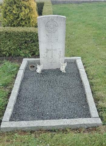 Bagenkop J. A. Tolmie Lille gravsted, kantet med huggede granitsten. Granitskærver Velholdt 944 Krigergrav. Betydningsfuld pga. 2. verdenskrig-fortælling. 83/4 Marmor 7.5.