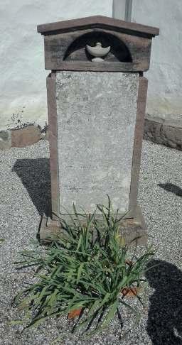 Simmerbølle, ved kirkeskibets sydøstlige hjørne. Marie Langkilde 83 Slet Gravminde med tydelige empire-stiltræk. Usædvanlig gravskrift over en kvinde. 62/60 Sandsten/marmor 24.5.