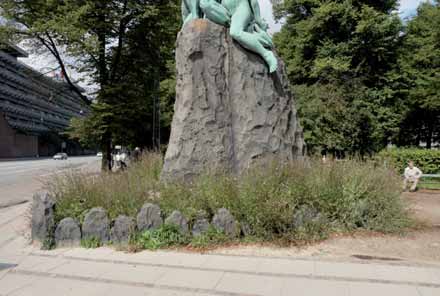 86 Figur 6-38 Stensætningen rundt om Finsen-monumentet ved Amorparken er et eksempel på at småbitte områder med lysåbne forhold kan være af betydning for den biologiske mangfoldighed.