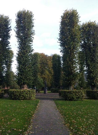 Det monumentale kirkegårdsanlæg gav arkitekt Arne Jacobsen og landskabsarkitekt Georg Boye et godt udgangspunkt for at skabe en frodig park allerede fra første dag.