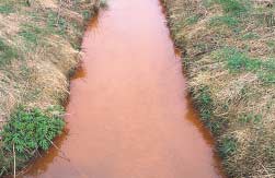 Skyldes det manglende grødeskæring, eller at sand og mudder har gjort vandløbsbunden for høj, må der betales erstatning til landmanden.