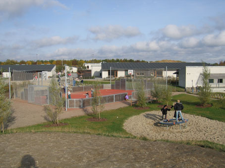 Mange skoler i provinsen har pæne, store græsarealer, som bruges i forbindelse med skolens idrætsundervisning. De er ofte indrettet med mål, opstregninger mv.