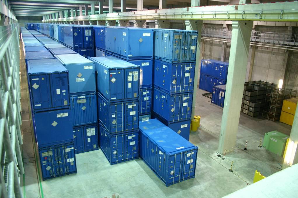 ISO containere med lav- og mellemaktivt affald.