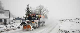 PLAN OG TRAFIK Vores opgaver Som kommune har vi ansvar for 235 km offentlige vej. Vores opgave er at holde vejene farbare, når sne- eller glatføre opstår.