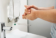 Påfør tilstrækkelig mængde hånddesinfektions-middel (mindst 2 ml) kan påføres flere gange. 3.